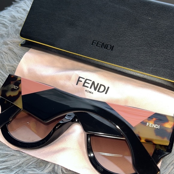 FENDI Sunglasses - Picture 3 of 9